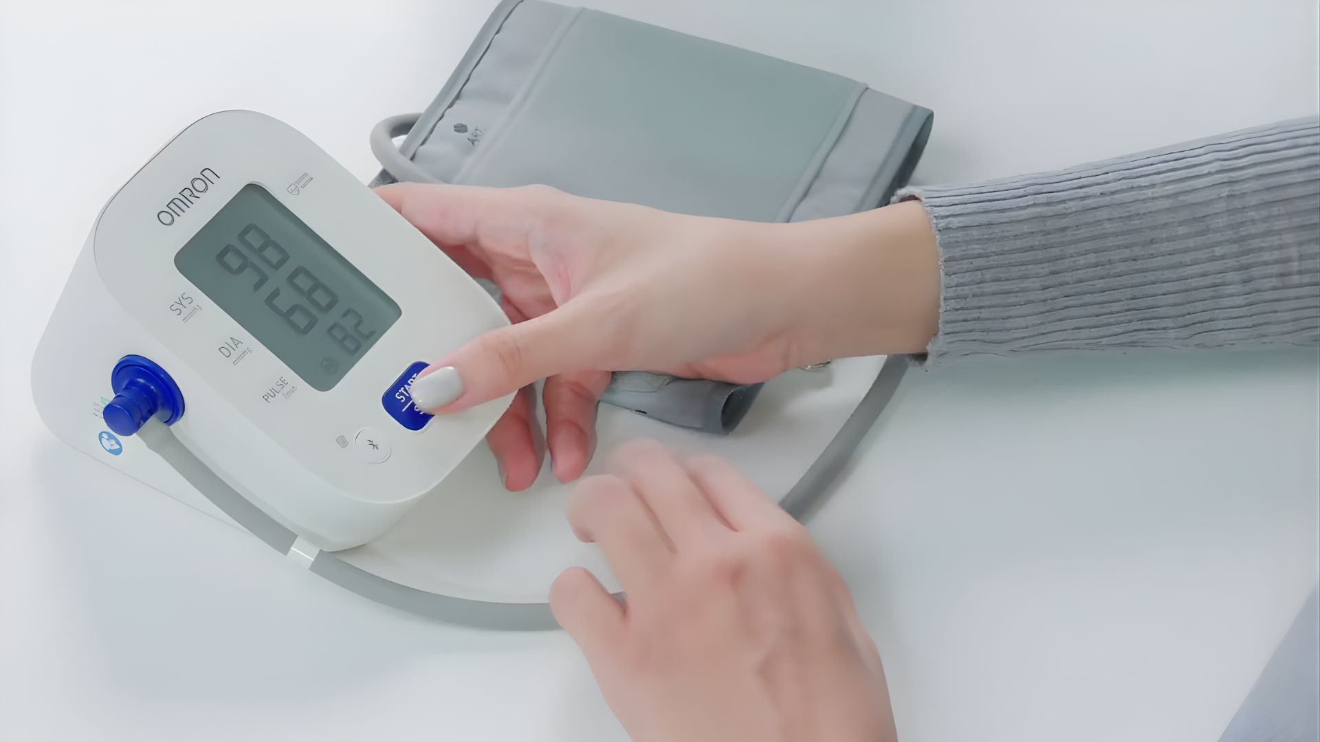 voi-thao-tac-don-gian-omron-hem-7142-t2-thich-hop-cho-nguoi-lon-tuoi