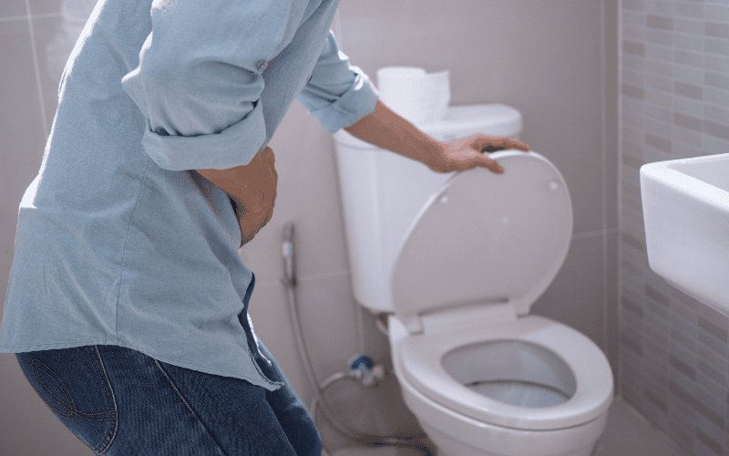 Cảnh giác khi đi tiểu có kiến bu