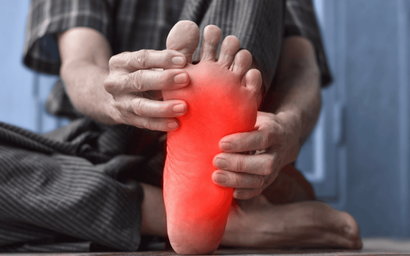 Tê nhức tay chân thường thấy ở tuổi già, nhưng hãy cảnh giác sớm nhé!