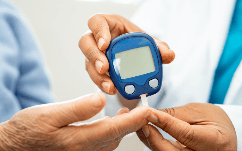 Lưu ý thăm khám với bác sĩ thường xuyên.png