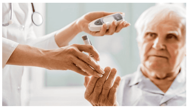 người lớn tuổi mắc bệnh tiểu đường.png